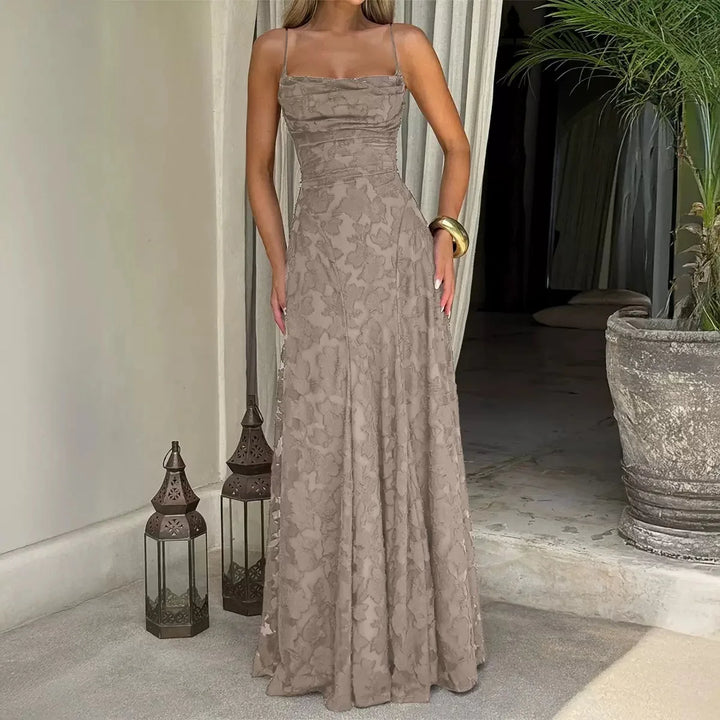 Schickes Damen Abendkleid, lang & bestickt mit Blumen, eine elegante Wahl für besondere Feste.