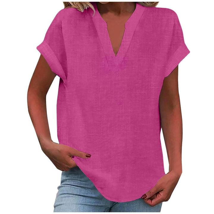 Rückenansicht einer schicken Damenbluse mit V-Ausschnitt, entspannte Silhouette für eleganten Komfort.