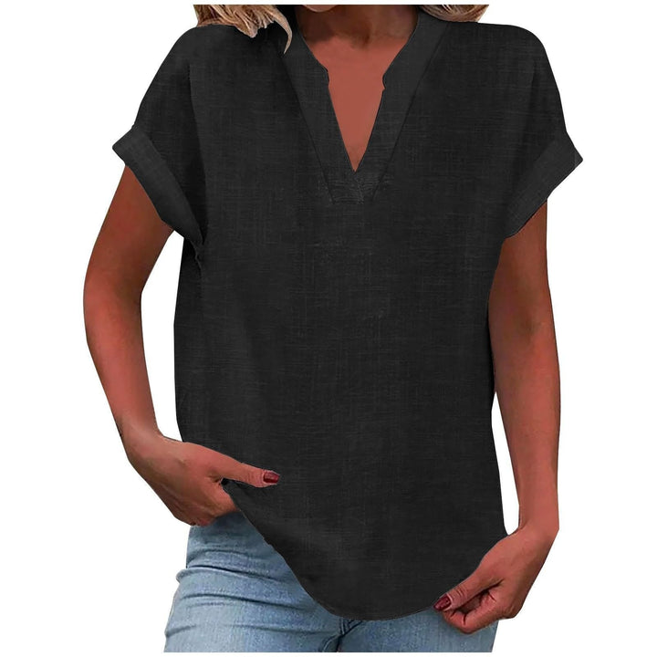 Nahaufnahme des eleganten V-Ausschnitts einer Damen Sommerbluse, unterstreicht den stilvollen Schnitt.