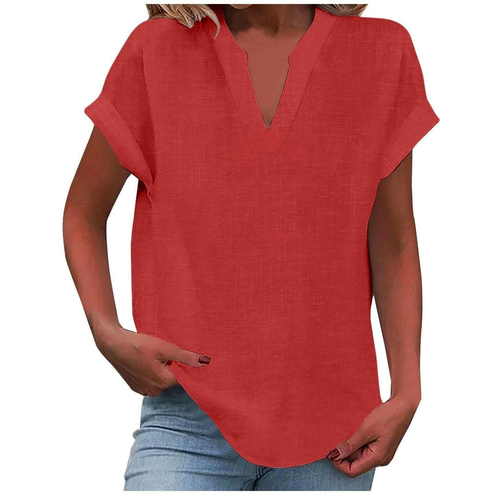 Leichte Sommerbluse für Damen mit V-Ausschnitt, ideal für warme Tage und entspannte Freizeit-Looks.