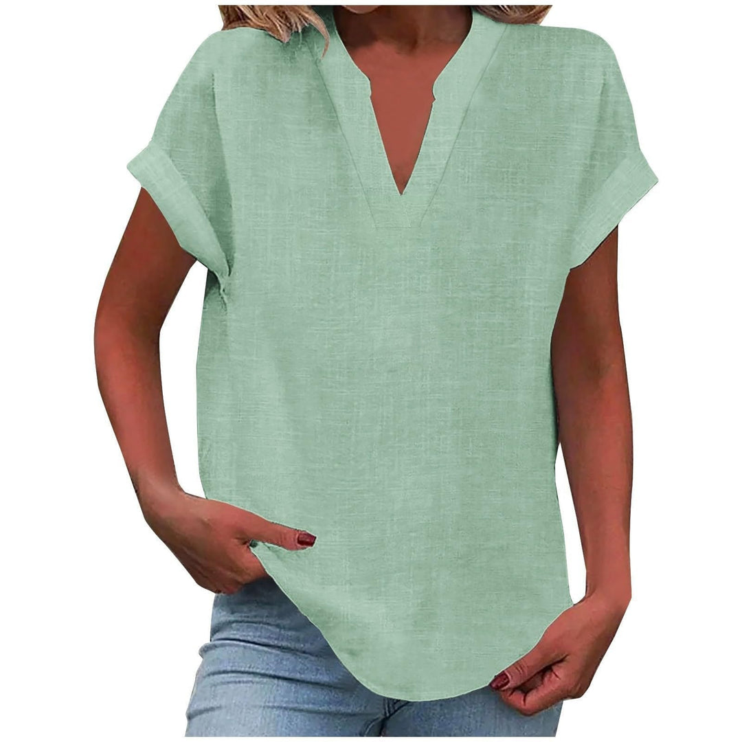 Fließende Damenbluse mit V-Ausschnitt und kurzen Ärmeln, perfekt für einen eleganten, luftigen Sommer-Look.