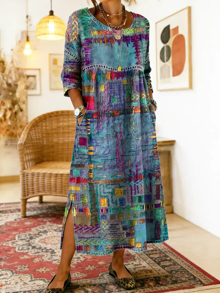 Vorderansicht des eleganten Damen Ethno-Patchwork Kleides, fließend & gemütlich für den Herbst.