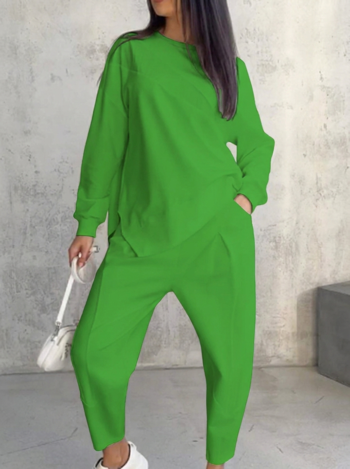 Gemütliches Damen Freizeit-Set in neutraler Farbe. Dein stilvolles Komfortset für entspannte Stunden.