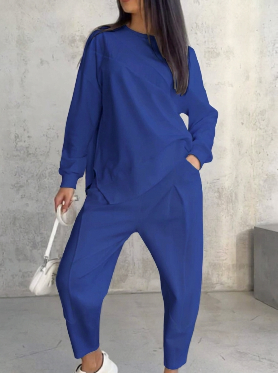 Damen Homewear Set beim Lesen auf dem Sofa. Das ultimative Entspannungs-Outfit für Frauen.