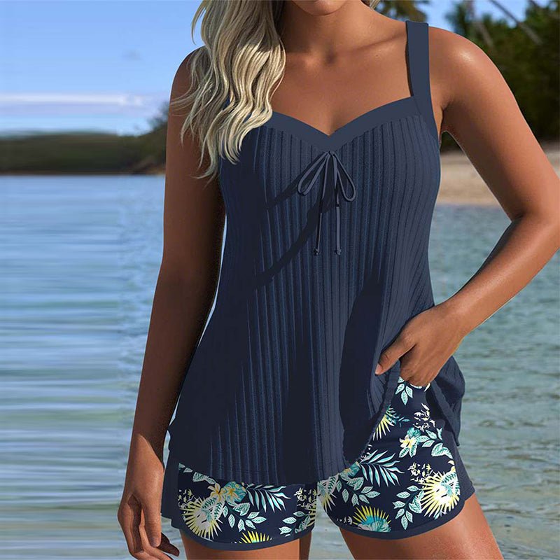 Damen gestreiftes Tankini Set mit Shorts für Schwimmen am Strand oder Pool. Komfortable zweiteilige Bademode.