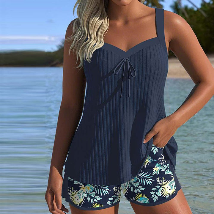 Damen gestreiftes Tankini Set mit Shorts für Schwimmen am Strand oder Pool. Komfortable zweiteilige Bademode.