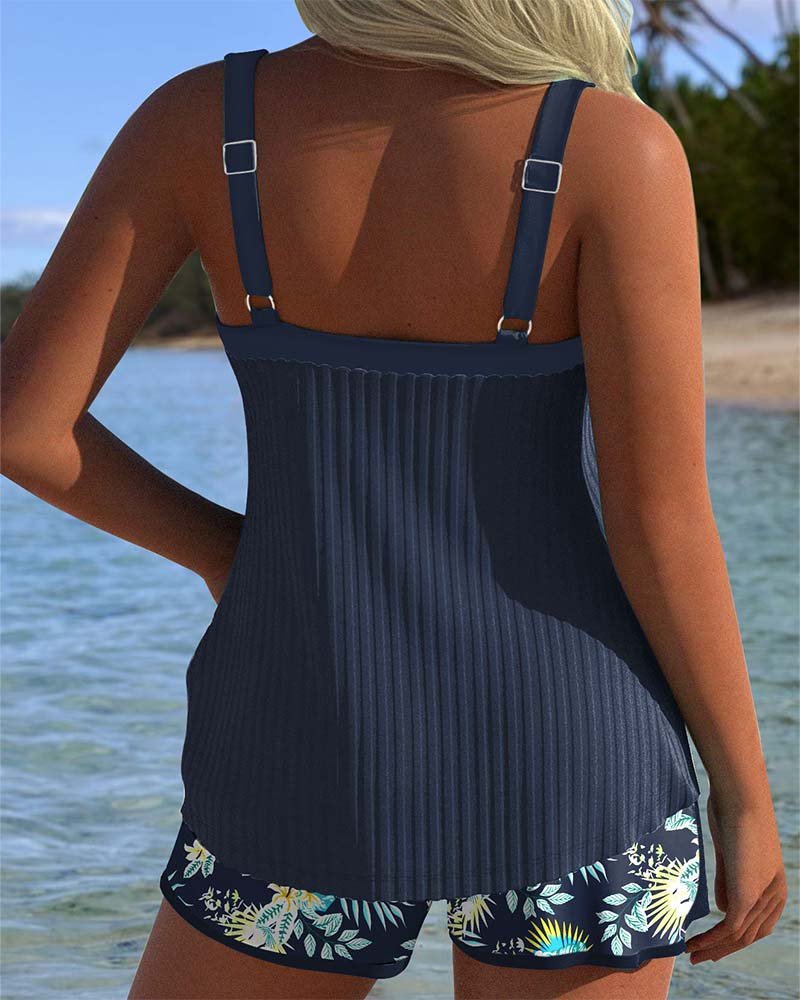 Aktives Damen Tankini-Set gestreift mit Shorts. Ideal für Wassersport, Strand & Pool. Modische Sommer-Bademode.
