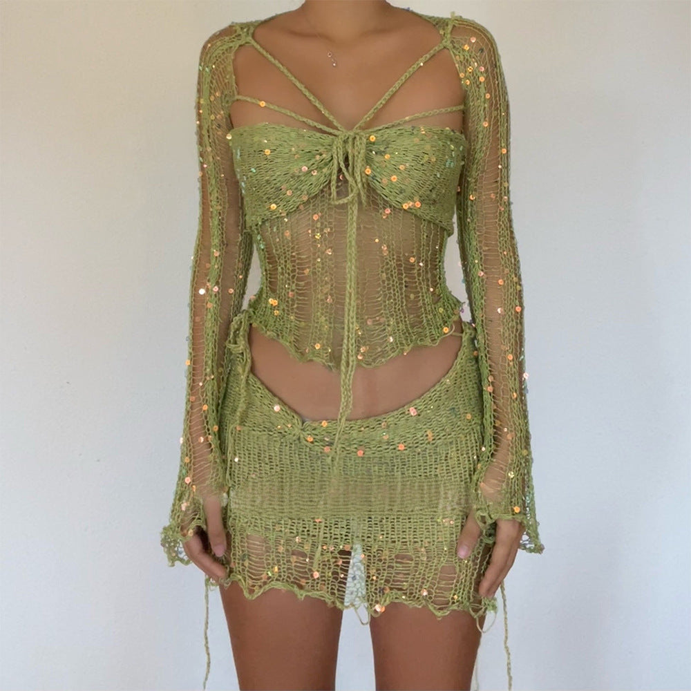 Modell in glitzerndem Damen Netz Crop Top & Minirock Set, bereit für Festival-Vibes.