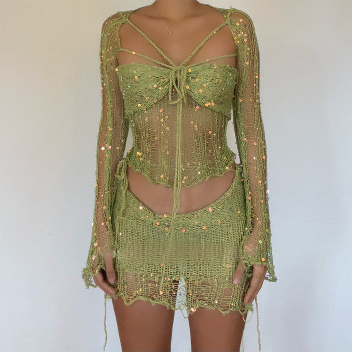 Modell in glitzerndem Damen Netz Crop Top & Minirock Set, bereit für Festival-Vibes.