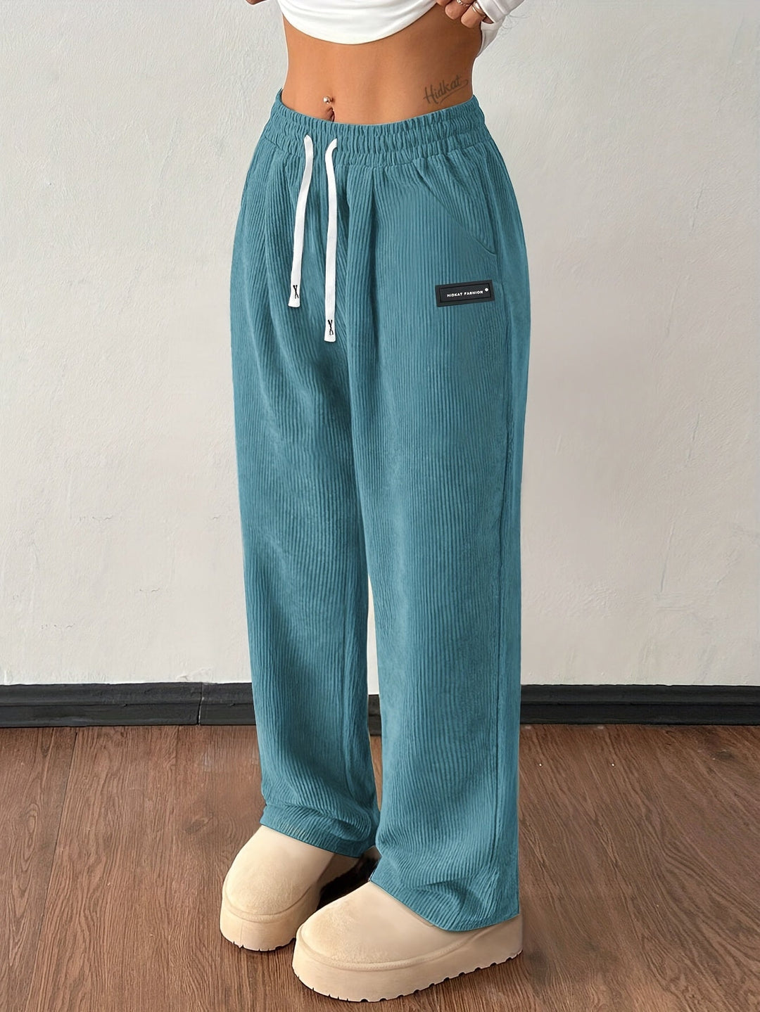 Stilvolle Damen Cordhose mit weitem Bein und hohem Bund, ideal für komfortable Freizeit-Outfits.
