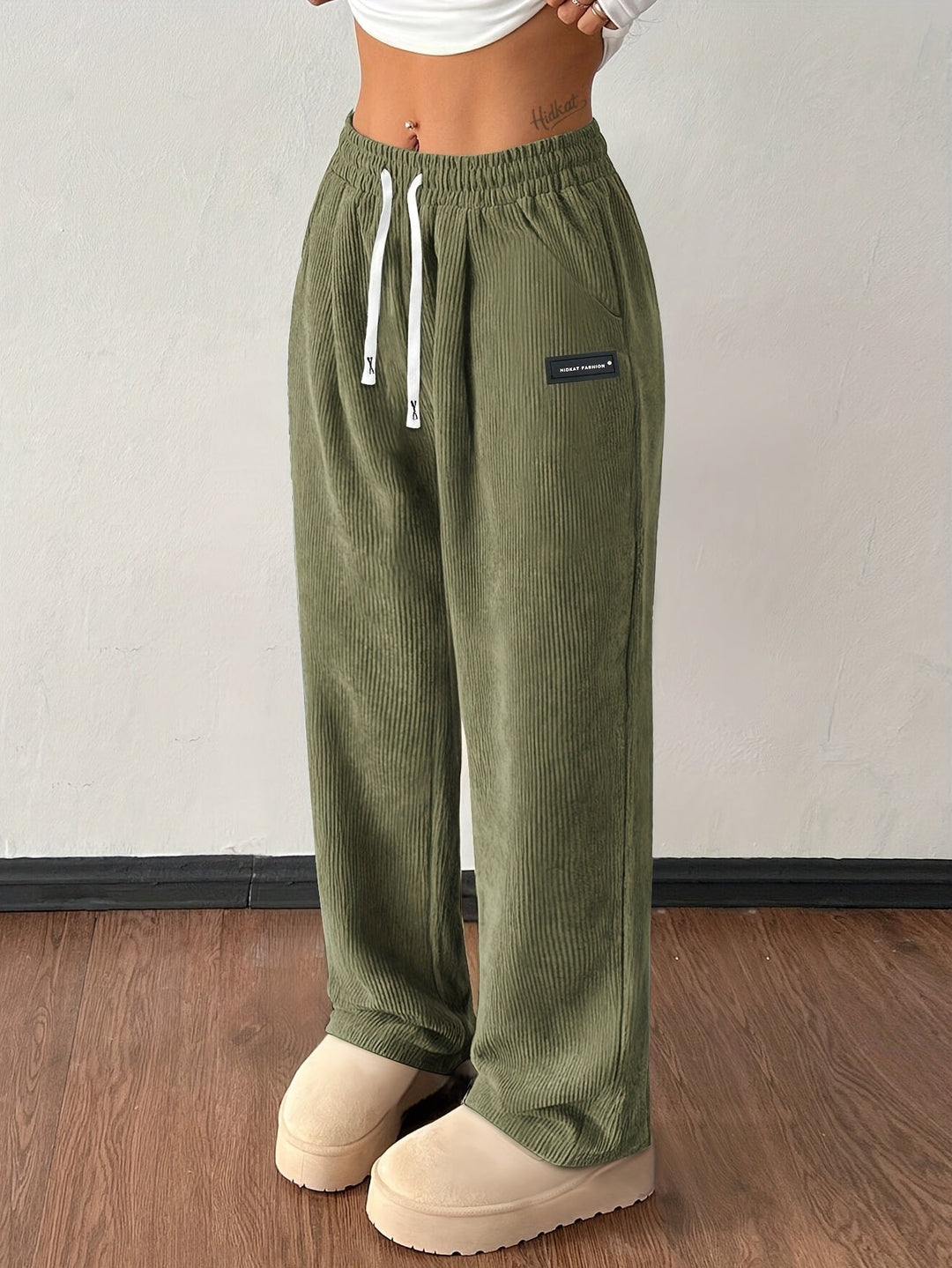Klassische Damen Cordhose mit High-Waist Schnitt und weitem Bein, zeitlos elegant und bequem.