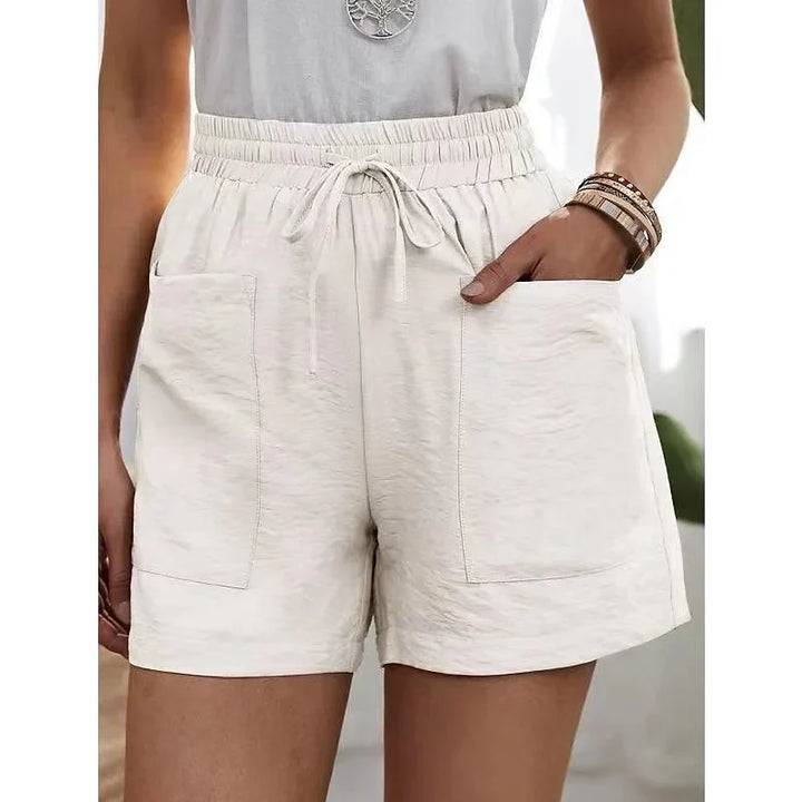 Rückansicht der komfortablen Damen High Waist Shorts, modisch und passend für warme Tage.