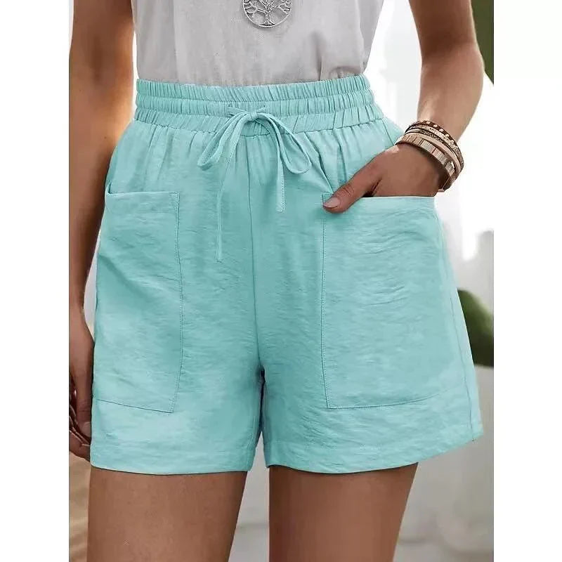 Frau genießt den Sommer in stilvollen und bequemen High Waist Shorts, perfekt für alle Freizeitaktivitäten.