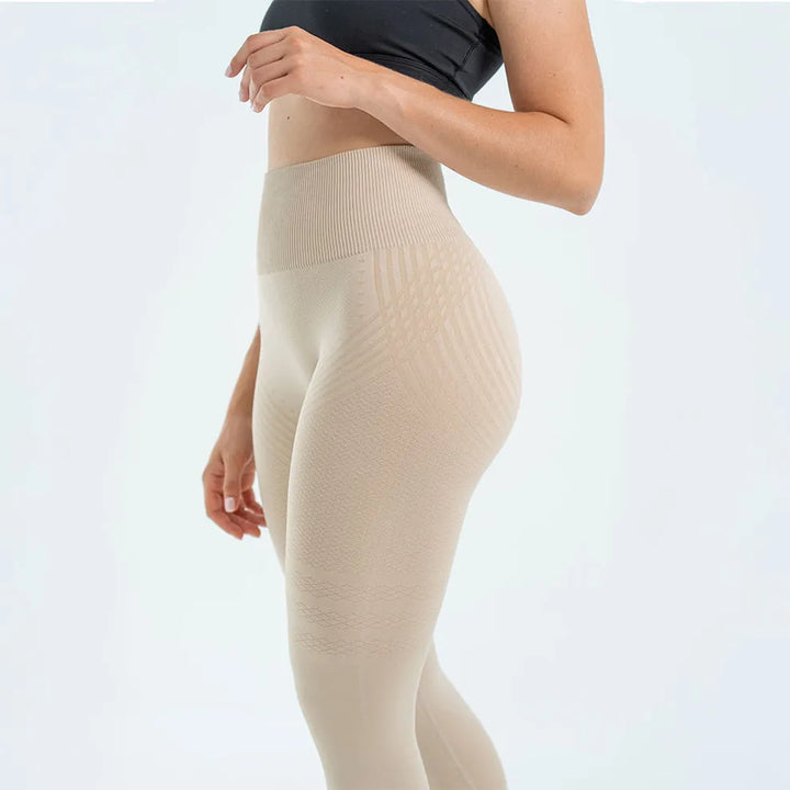 Detailaufnahme: High Waist Bund der Damen Kompressions-Leggings, bequem & stützend, für Fitness.