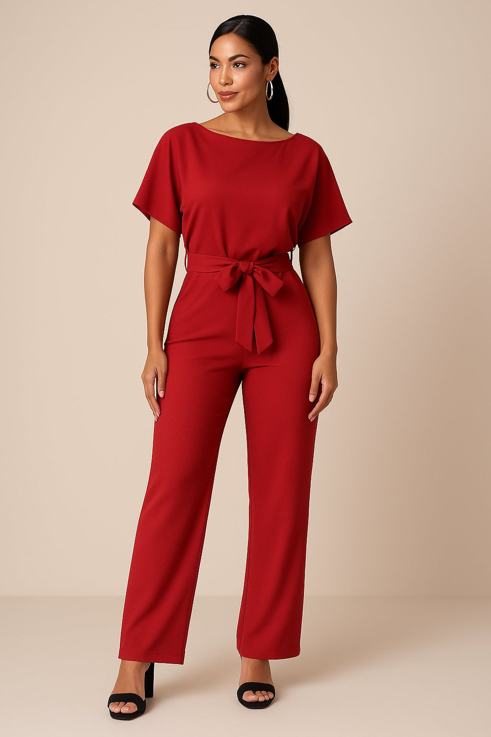 Damen Jumpsuit mit weitem Bein und Bindegürtel. Ein bequemer Einteiler für Sommer und Freizeitlooks.