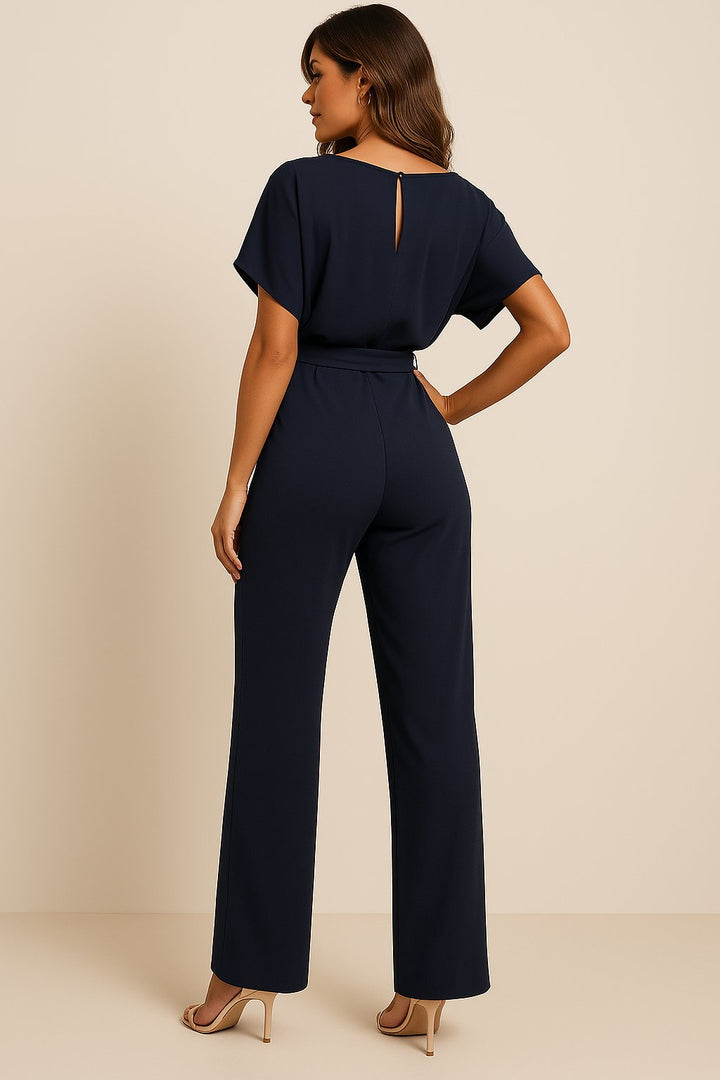 Vorderansicht: Damen Kurzarm Jumpsuit in eleganter Passform, mit Bindegürtel & weitem Bein. Stilvoll & modern.