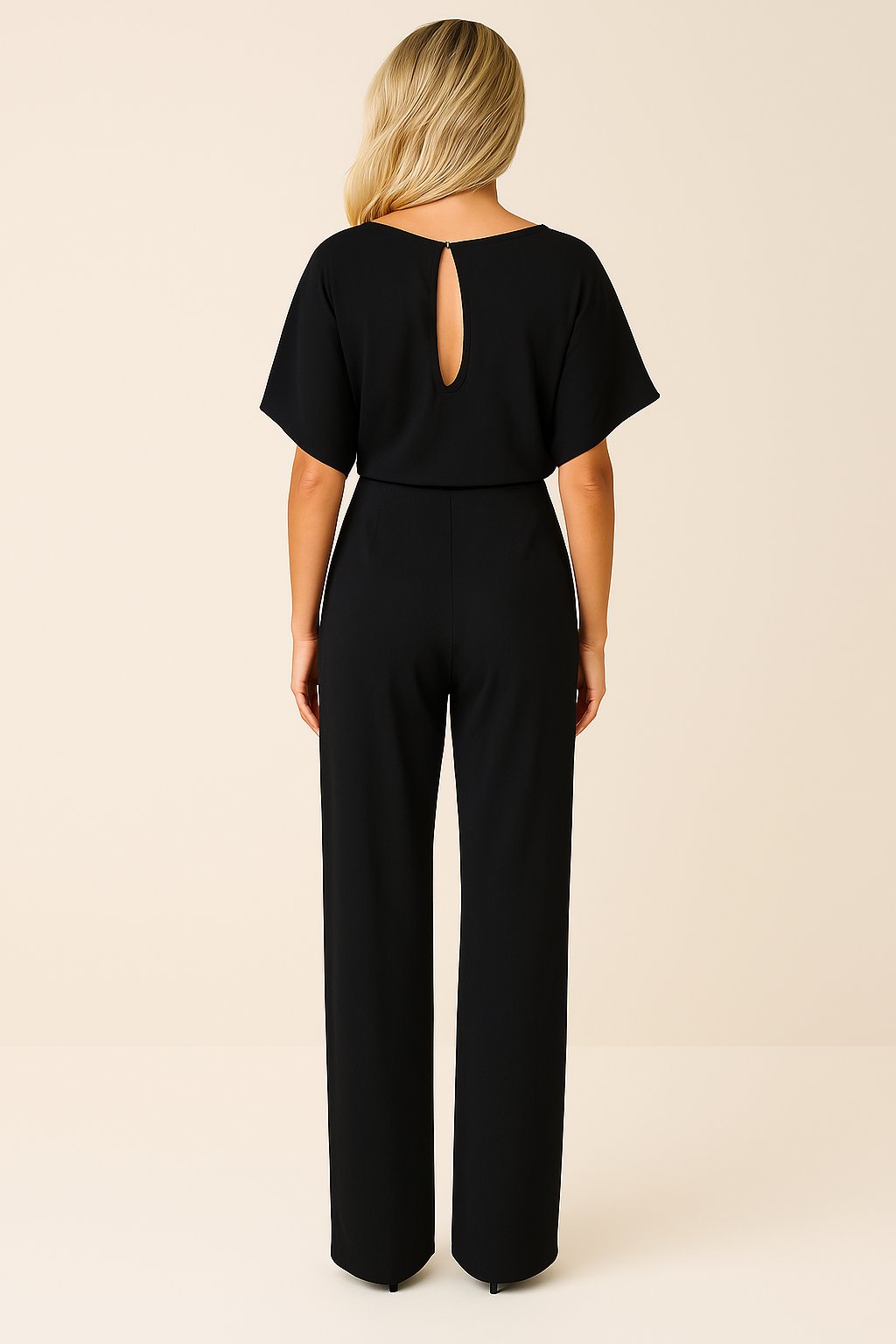 Rückenansicht des Damen Jumpsuits: fließender Stoff, kurze Ärmel & eleganter Fall des weiten Beins.