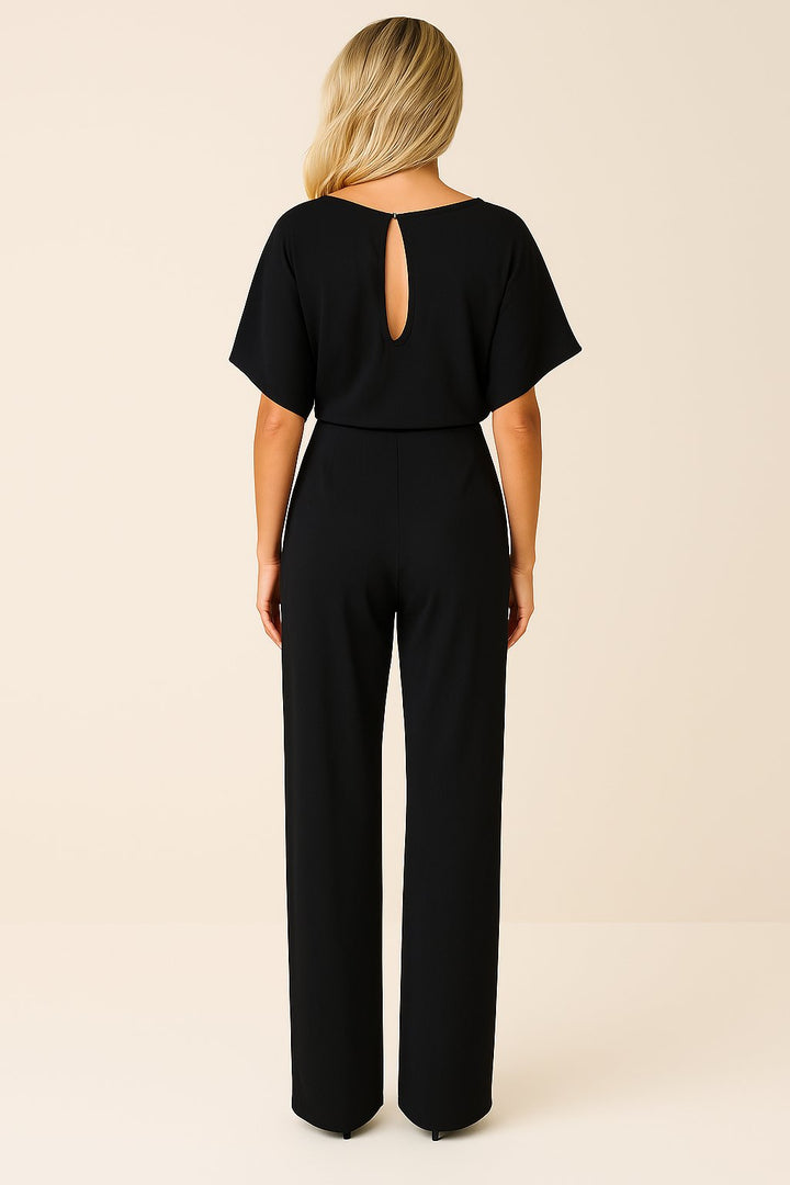 Rückenansicht des Damen Jumpsuits: fließender Stoff, kurze Ärmel & eleganter Fall des weiten Beins.