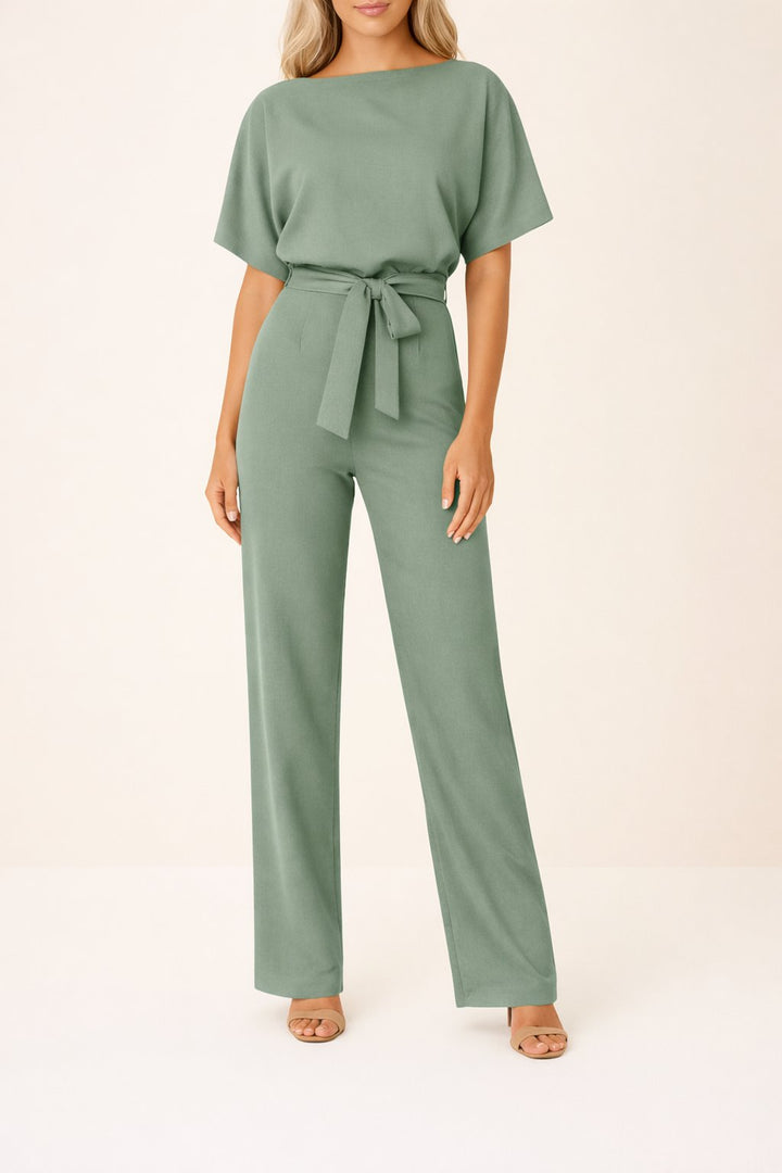 Detailansicht: Bindegürtel am Damen Kurzarm Jumpsuit, der eine schöne Silhouette formt. Modisch & schick.