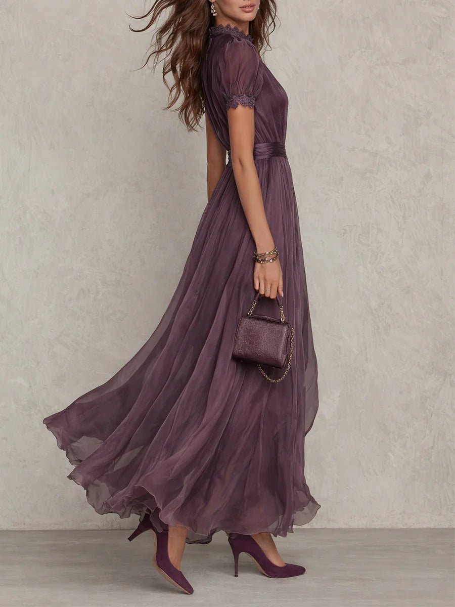Elegantes lila Chiffon Maxi-Kleid mit Kurzarm, fließendem Rock und Keyhole-Ausschnitt. Ideal als Abendkleid.