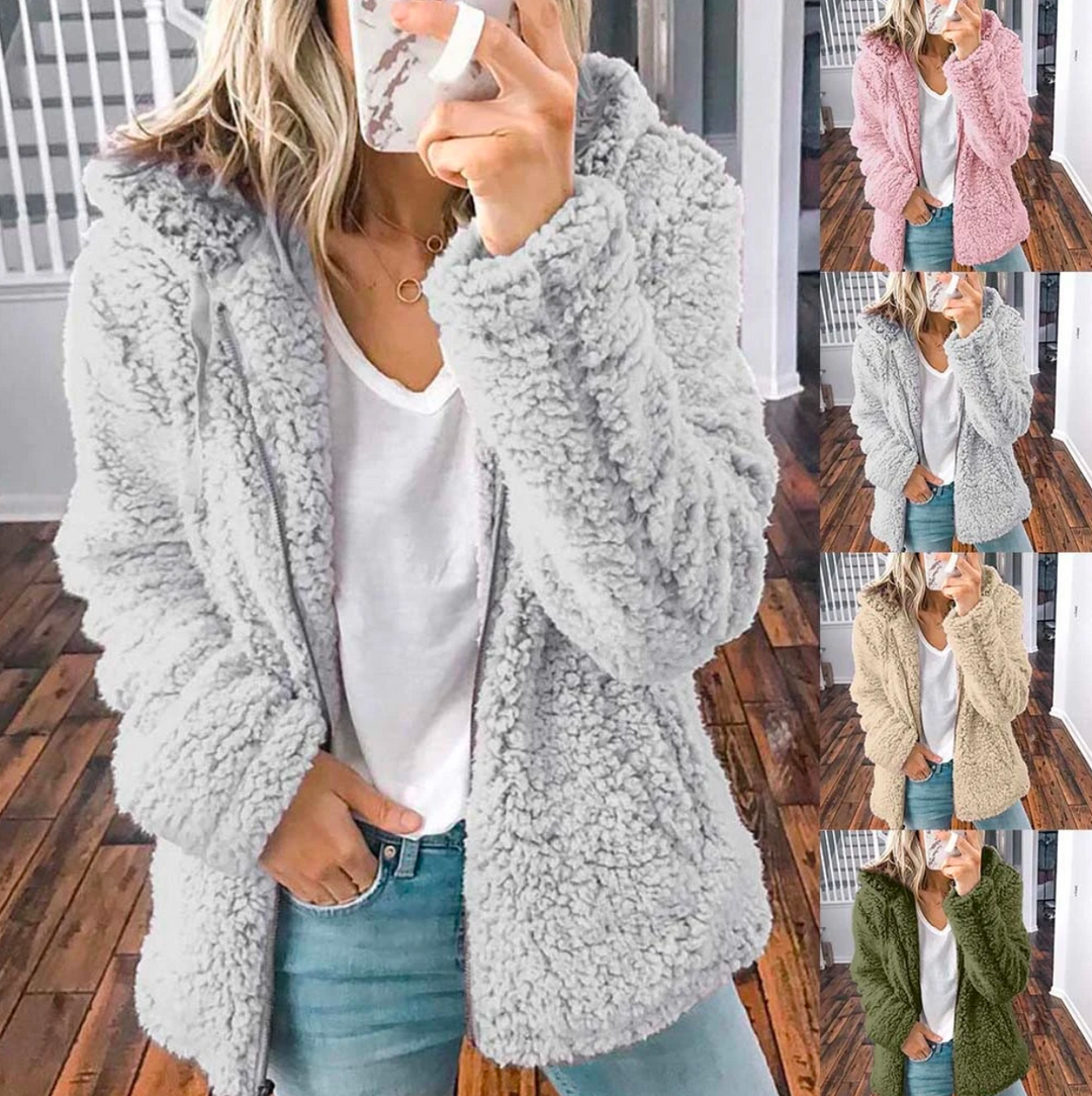 Nahaufnahme: Flauschige, weiche Oberfläche der Oversized-Damenjacke, ideal für kühle Herbstabende.