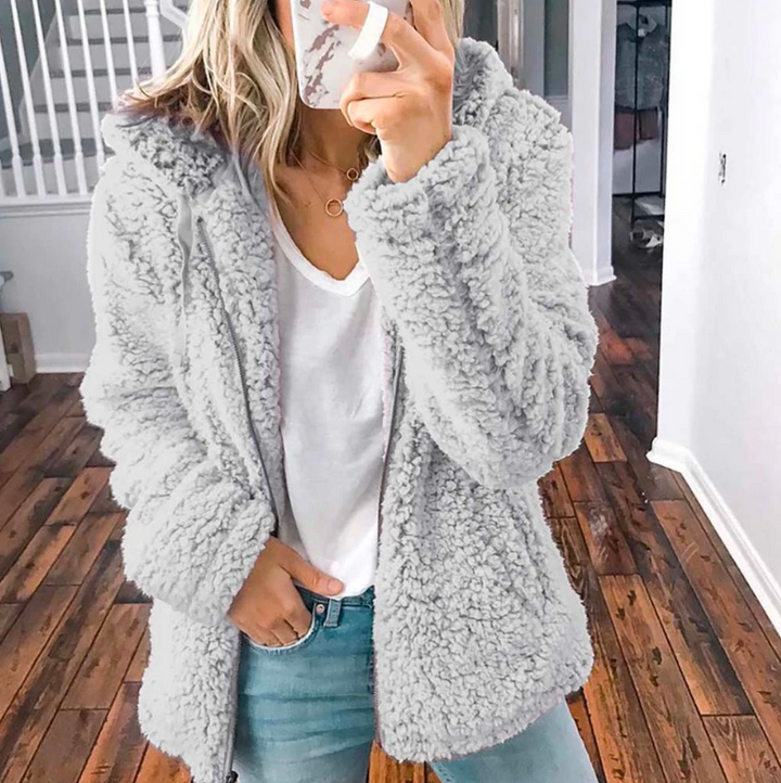 Offene, kuschelige Oversized-Damenjacke, lässig über Pullover, perfekt für den Herbst-Look.