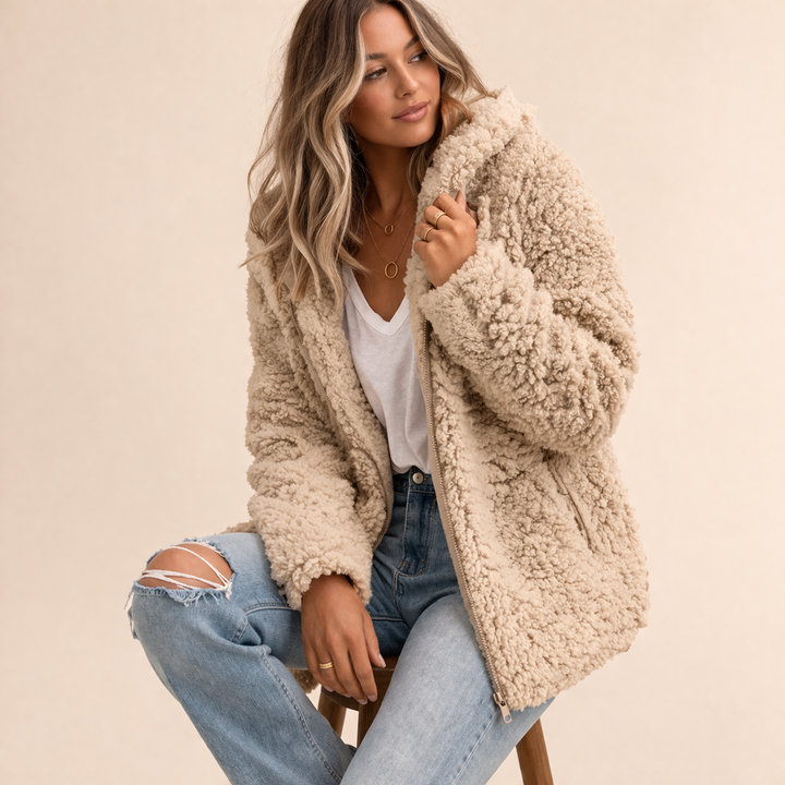 Frau trägt lockere, kuschelige Herbstjacke, Oversized-Schnitt, warm & trendig für die Übergangszeit.