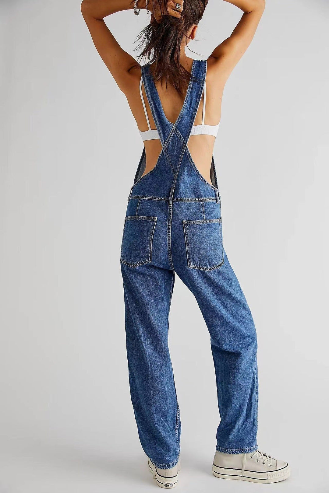 Lässige Damen Latzhose im Streetstyle, vielseitiger Overall in Relaxed Fit Passform.