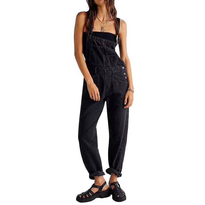 Modische Damen Latzhose im Relaxed Fit, von einem Model lässig präsentiert.