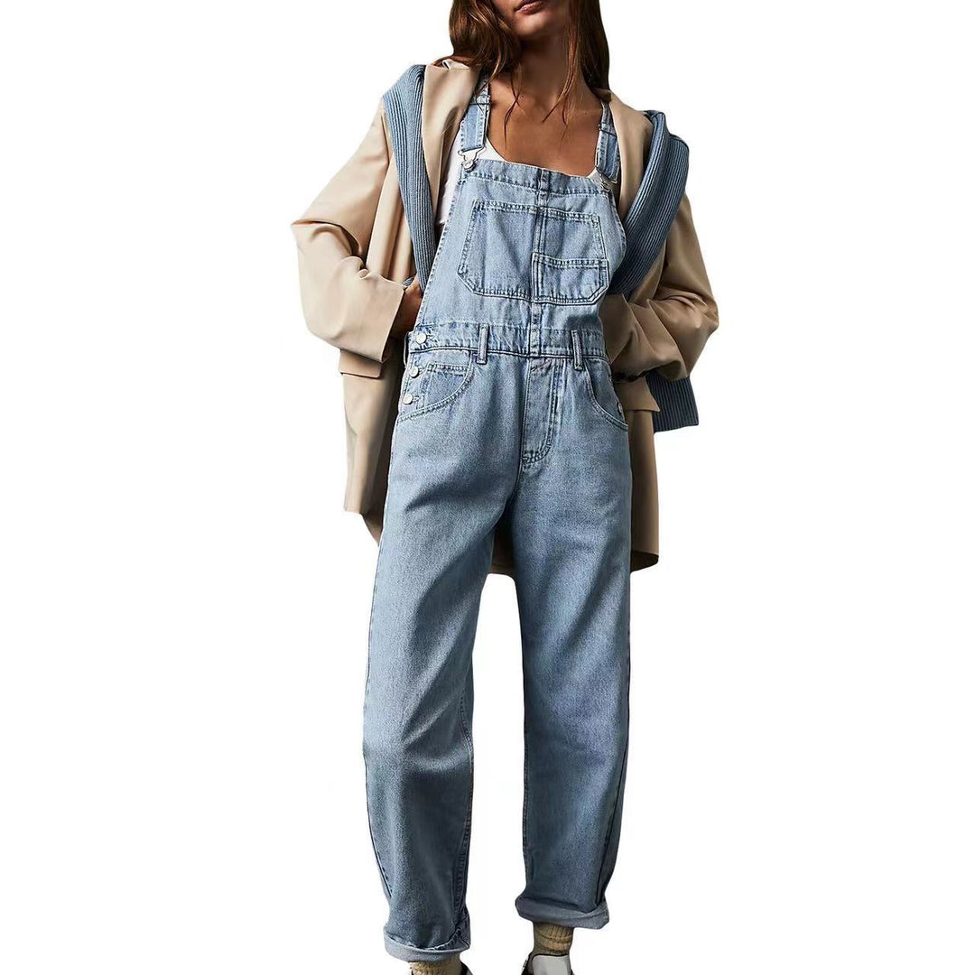 Bequeme Damen Latzhose in Weiß, lässiger Relaxed Fit Overall für vielseitige Looks.