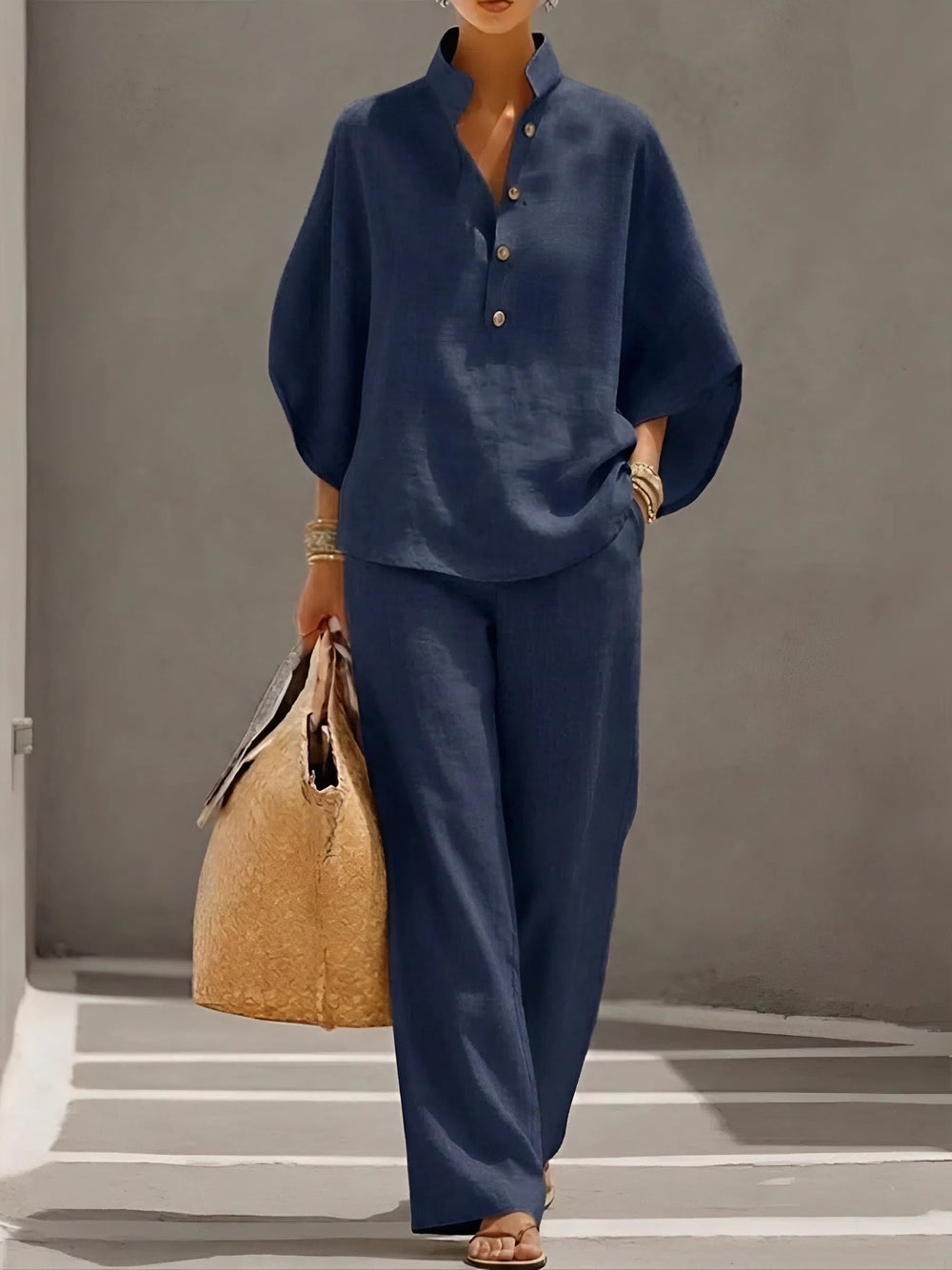 Stylisches Damen Zweiteiler-Set mit Kimono-Bluse und bequemer weiter Hose.