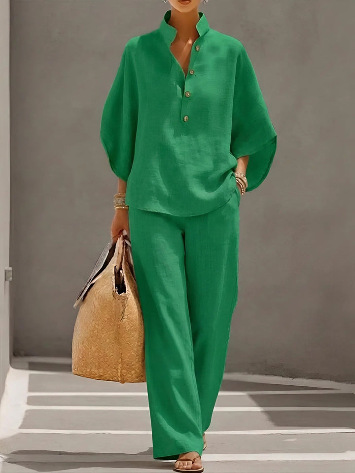 Eleganter Sommer-Zweiteiler für Damen: Bluse mit Kimono-Ärmeln & fließende weite Hose.