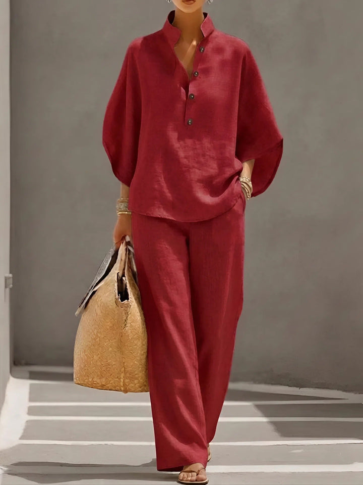 Leichtes Damen Sommer Outfit: Bluse mit Kimono-Ärmeln und komfortabler weiter Hose.