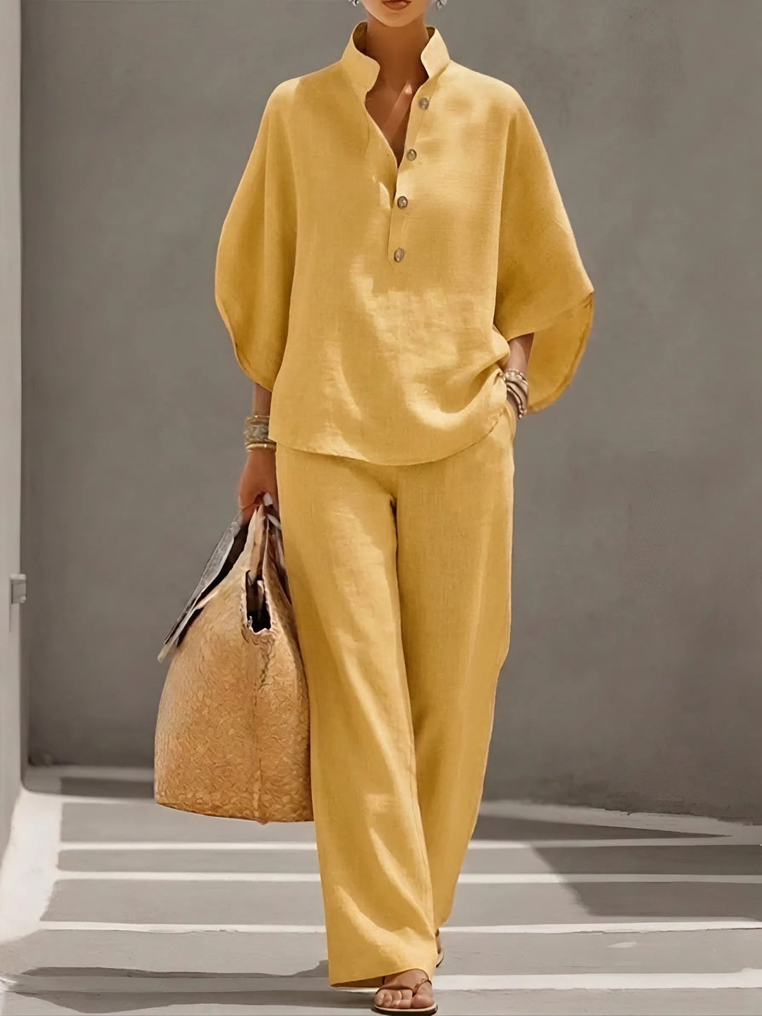 Damen Zweiteiler mit eleganter Kimono-Bluse und luftiger weiter Hose – ideal für den Sommer.