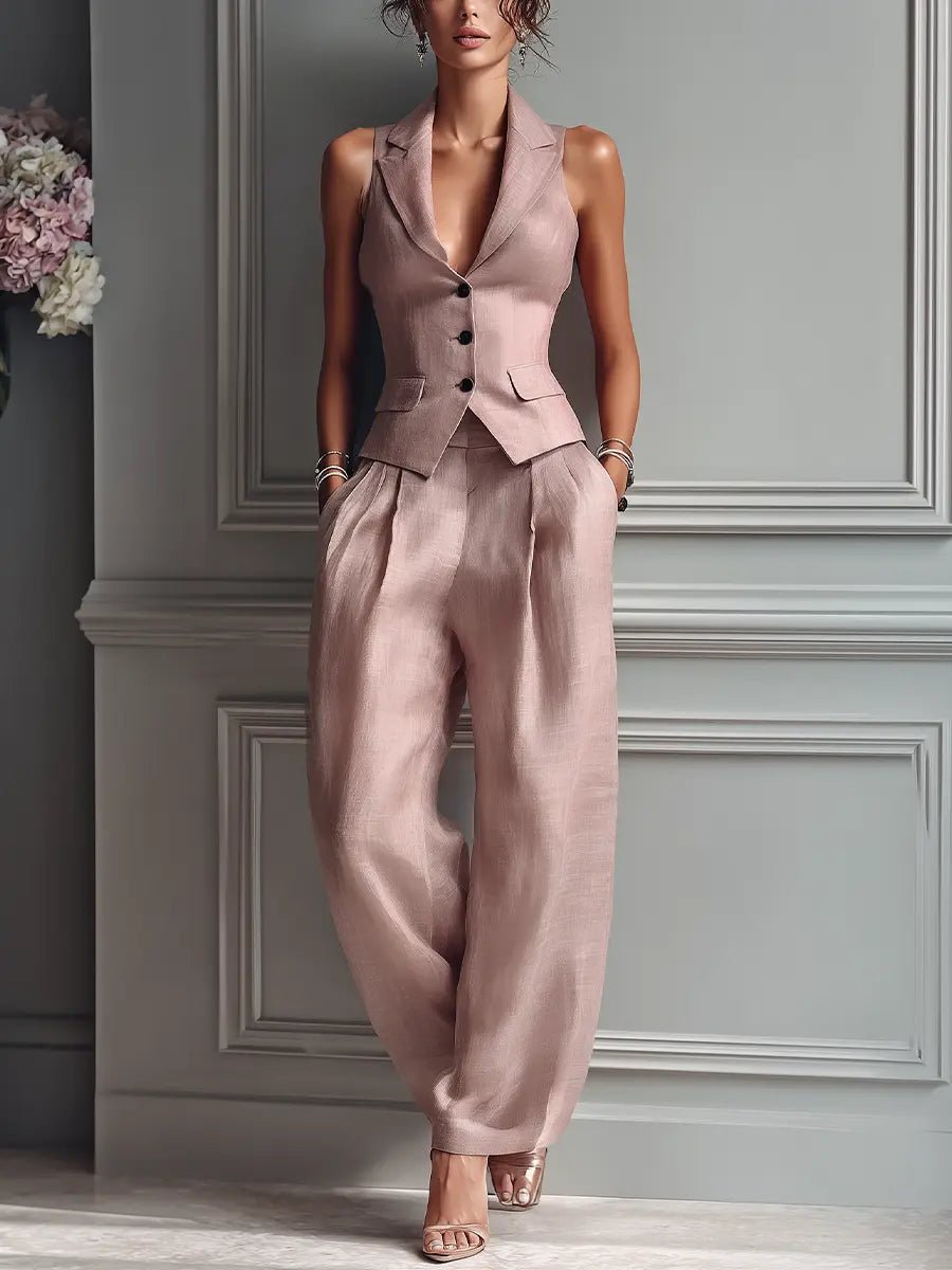 Stylisches Damen Weste-Hosen-Set in sanften Farben, ideal als Business Outfit oder für elegante Sommer-Freizeitlooks.