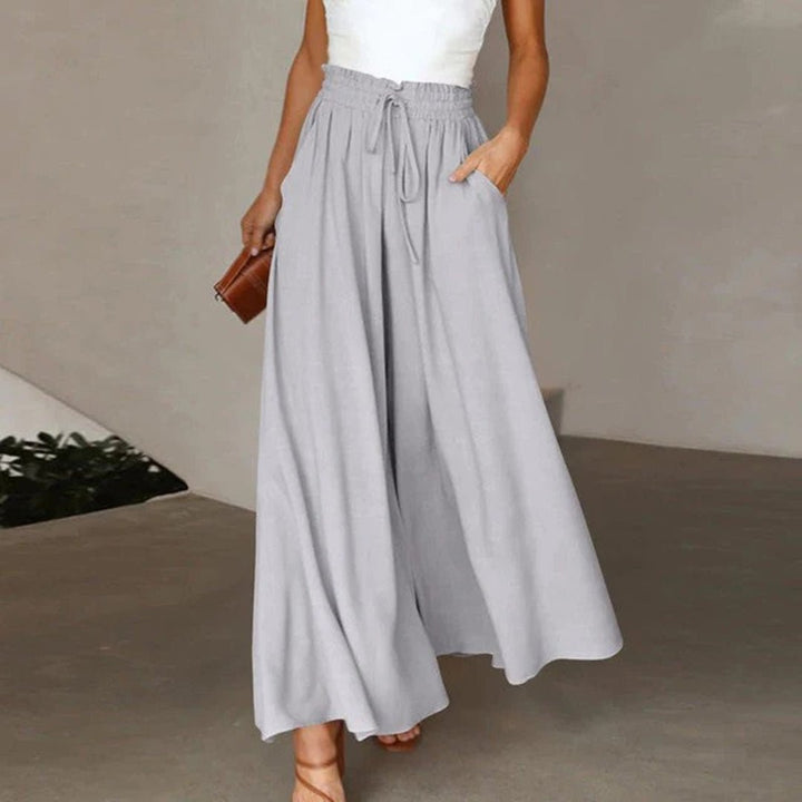 Stylische weiße Damen Hose mit weitem Bein und hohem Bund, elegant und modern für Frühling/Sommer.