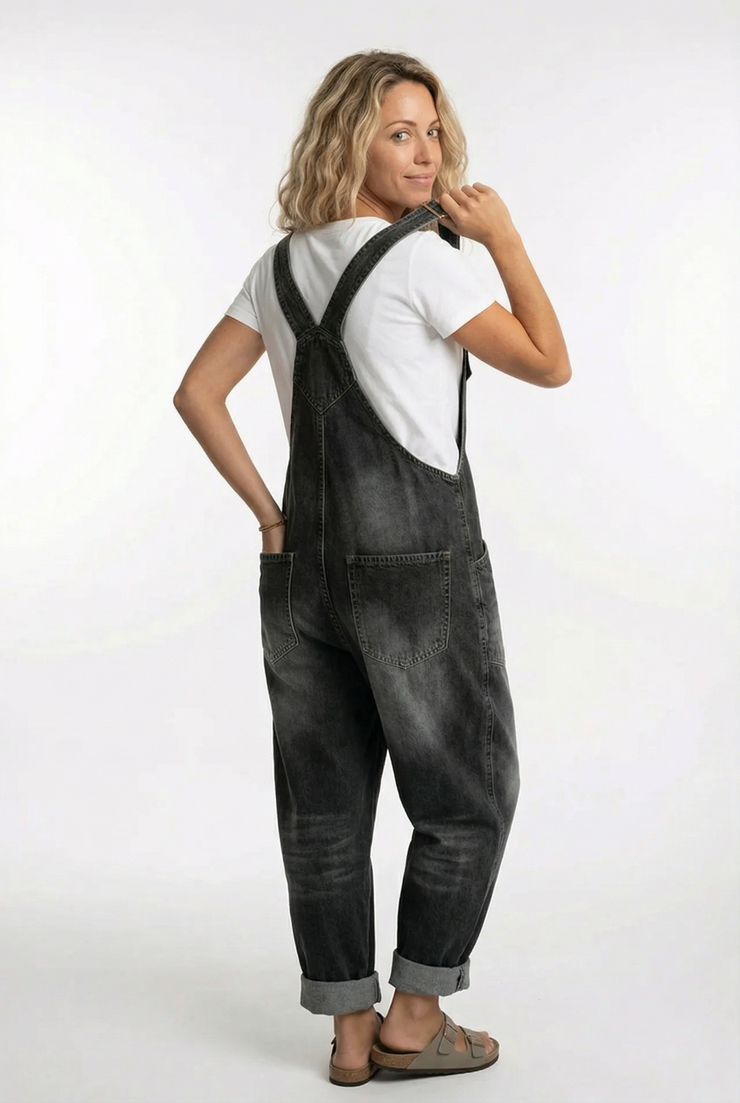 Komfortabler Damen Jumpsuit Nora, perfekt für Freizeit, mit verstellbaren Trägern & weitem Bein.