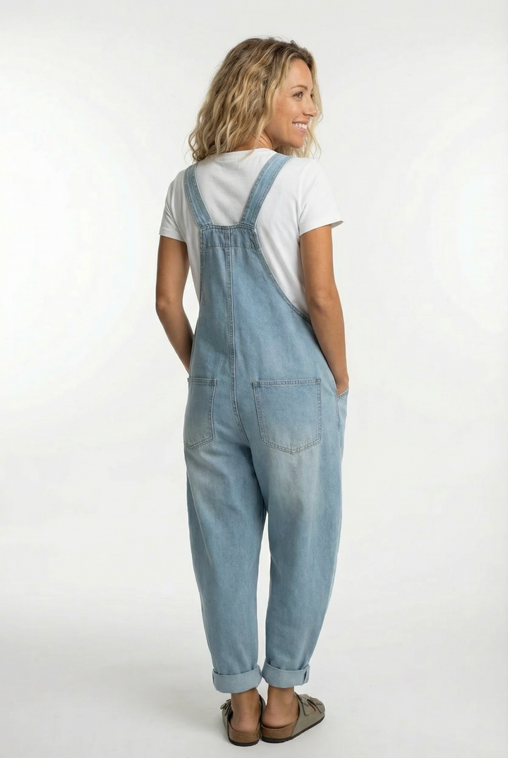 Frau trägt bequemen Damen Nora Overall, lässigen Freizeit-Jumpsuit mit verstellbaren Trägern für Mode.