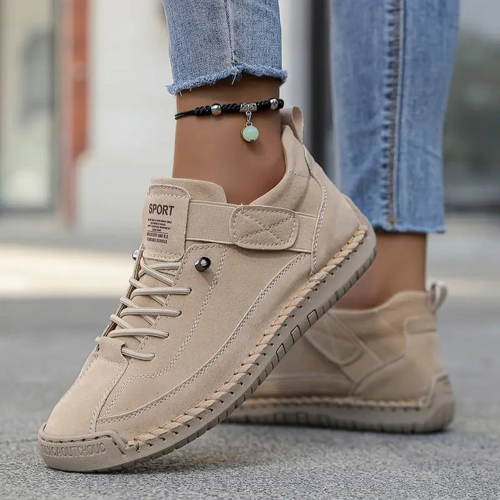 Komfortabler Damenschuh mit ergonomischem Design und Fußgewölbeunterstützung, perfekt für lange Spaziergänge.