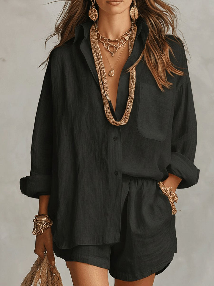 Stilvolles Damen Outfit: Weite Hemdbluse & kurze Shorts. Idealer, lässiger Bohemian Look für den Sommer.