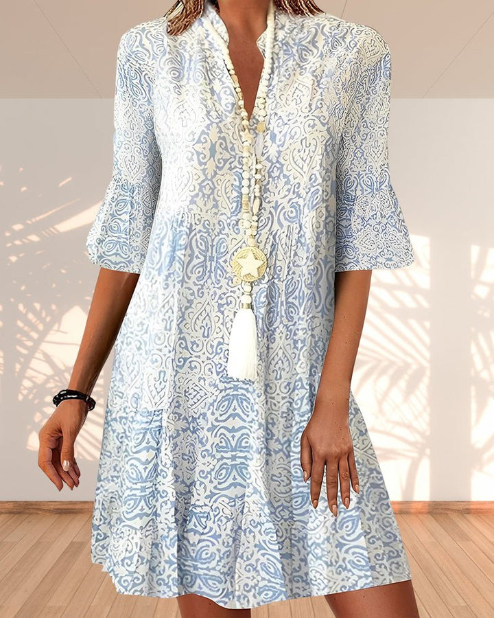 Elegantes Damen Sommerkleid mit hellblauem Paisley-Muster, V-Ausschnitt und Dreiviertelärmeln für Boho-Stil.