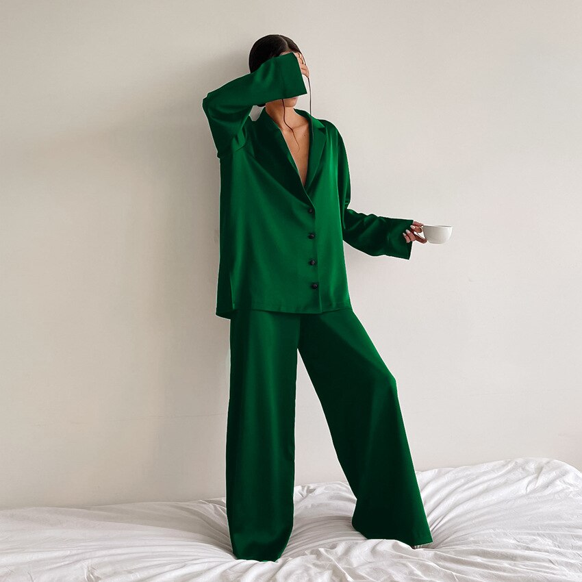 Edles Damen Pyjama-Set, ideale Geschenkidee, weich & komfortabel für stilvolle Frauen.