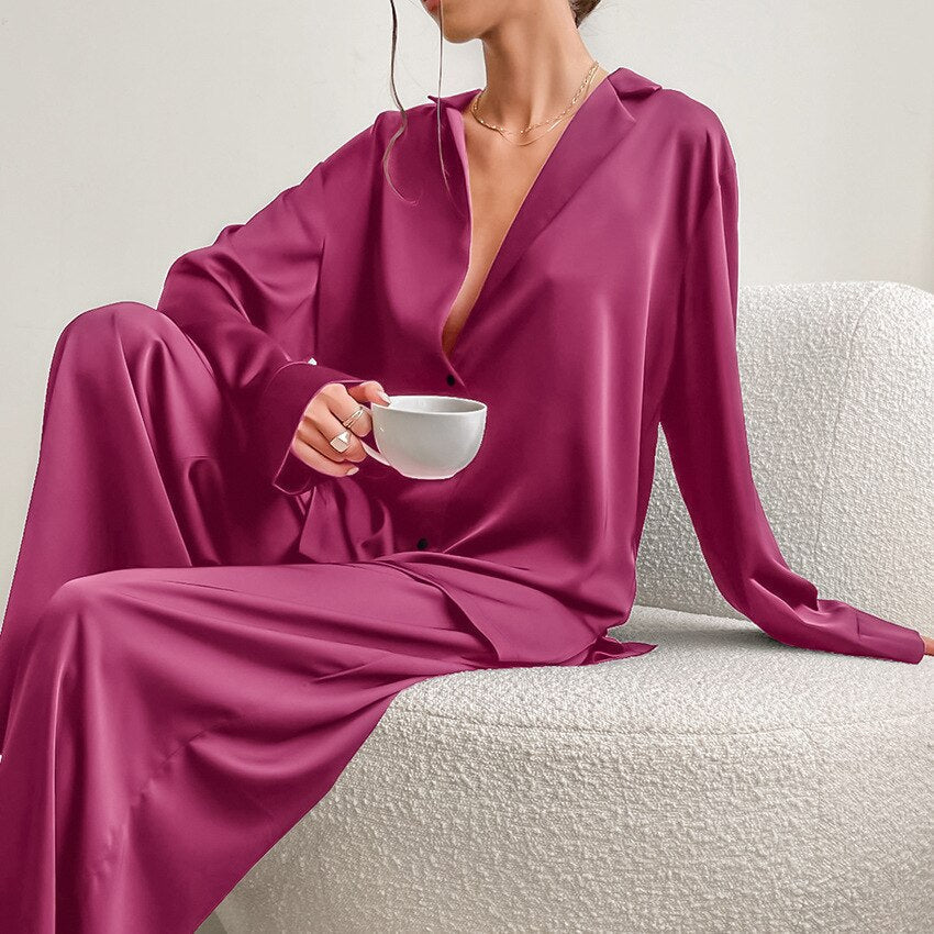 Luxuriöses Damen Schlafanzug Set, extra weich & fließend, für pure Entspannung.