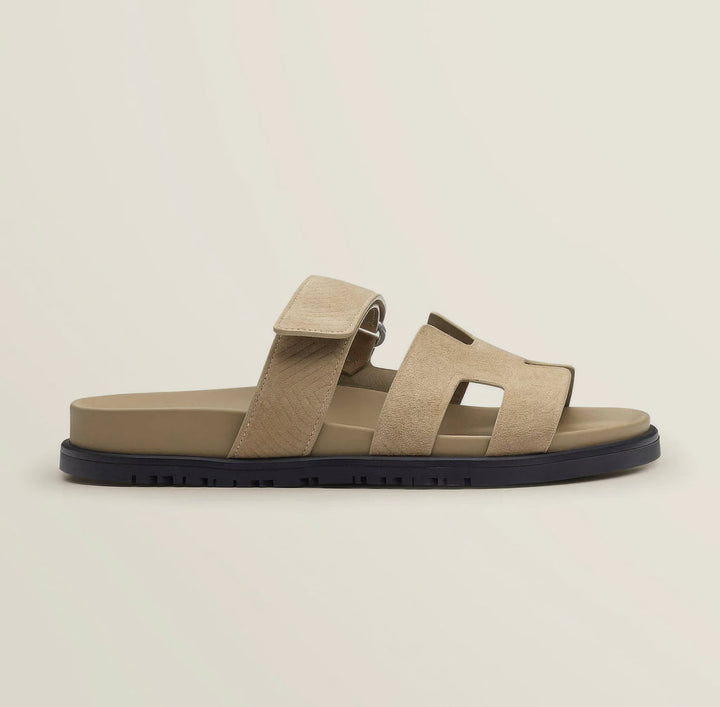 Seitenansicht der bequemen Damen Sandalen. Ergonomische Sommerschuhe für lange Spaziergänge.