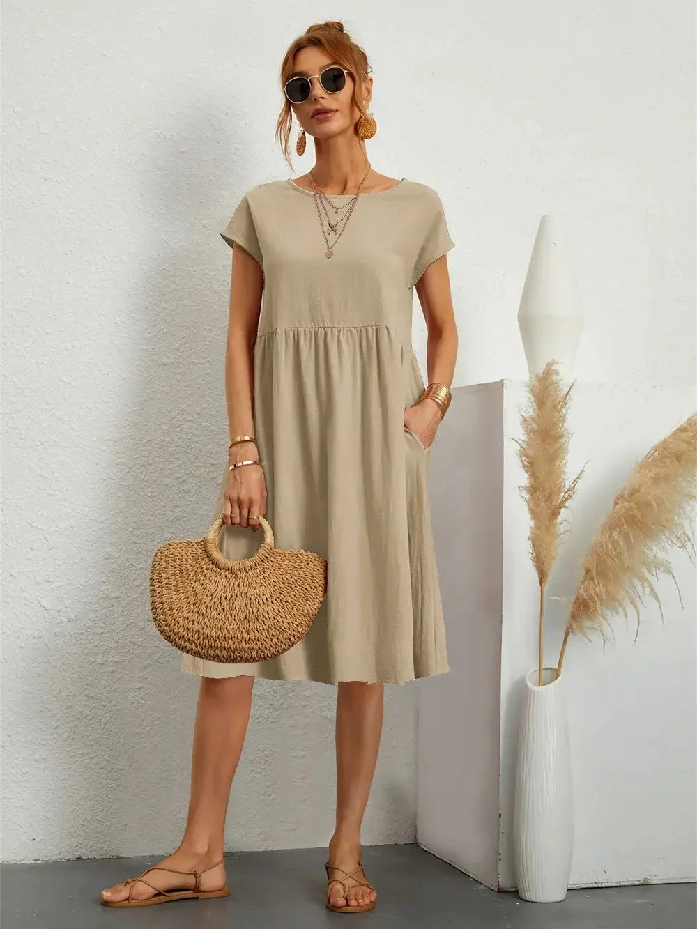 Praktisches Damen Smock Midikleid mit Taschen. Ideal für den Alltag & stilvolle Sommertage.