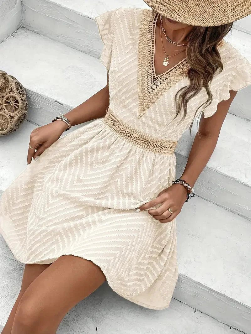 Ganzansicht des eleganten Damen Sommerkleides mit V-Ausschnitt und Spitze. Ein leichtes Boho Freizeitkleid.