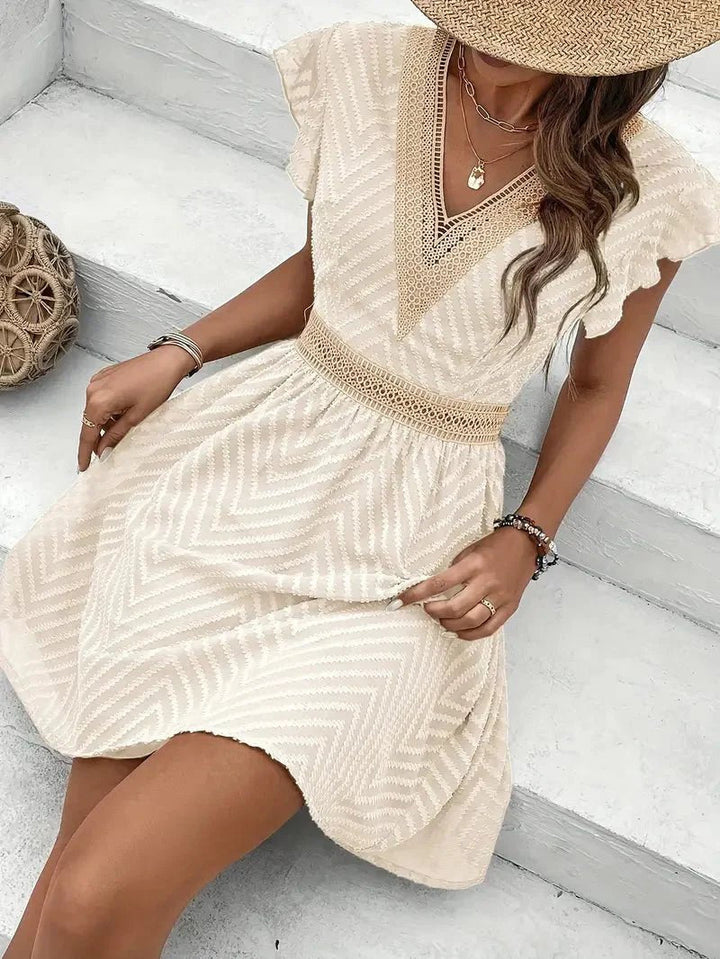 Ganzansicht des eleganten Damen Sommerkleides mit V-Ausschnitt und Spitze. Ein leichtes Boho Freizeitkleid.
