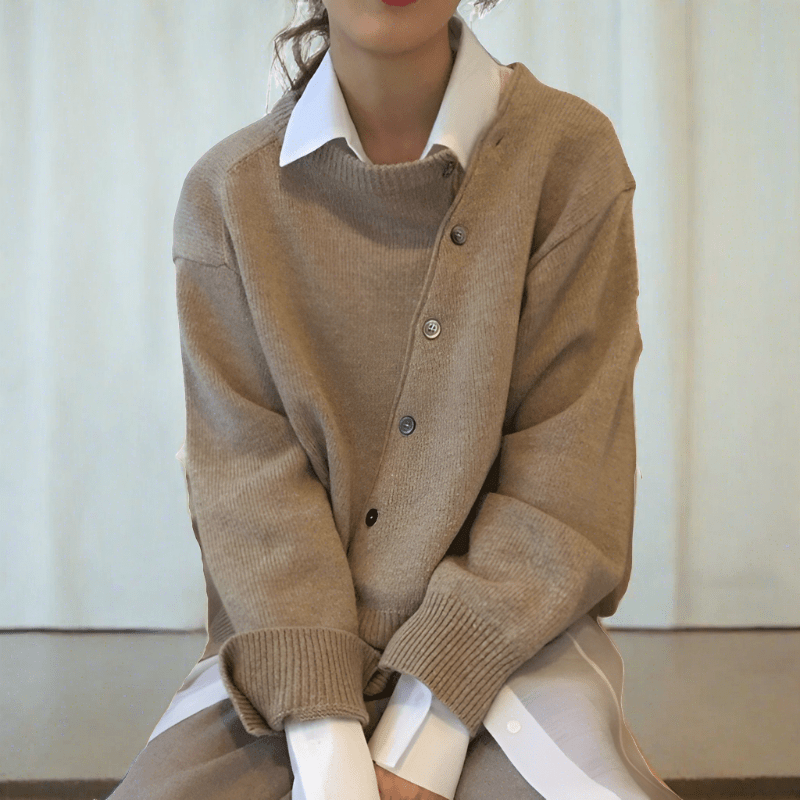 Kuschelige Damen Strickjacke für stilvolle Lagenlooks. Langarm Cardigan, ideal für Herbst- & Wintermode.