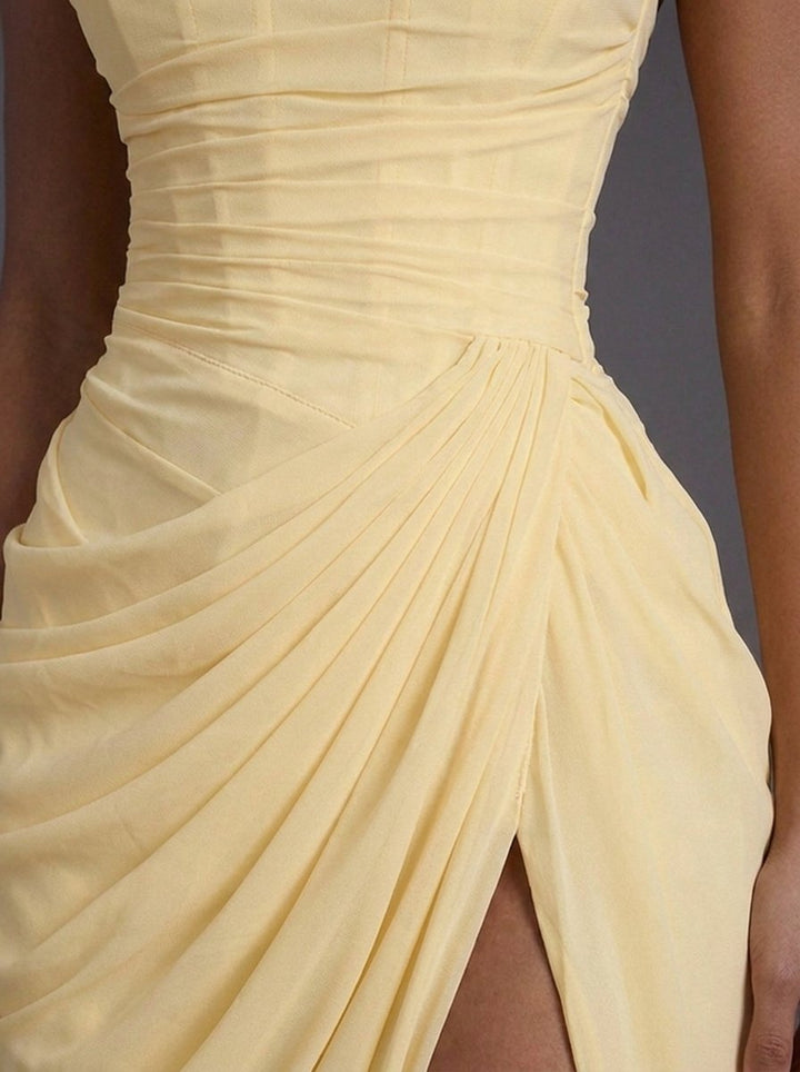 Festliches trägerloses Damen Abendkleid im Maxischnitt, ideal als elegantes Hochzeitsgastkleid.