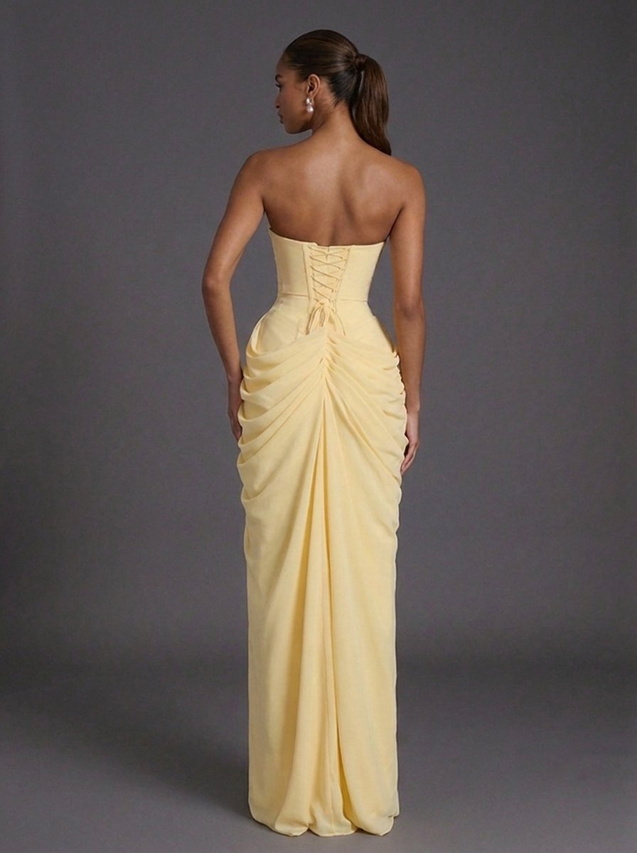Schmeichelhaftes trägerloses Korsett Maxikleid für Damen, mit stilvoller Raffung für Hochzeitsgäste.